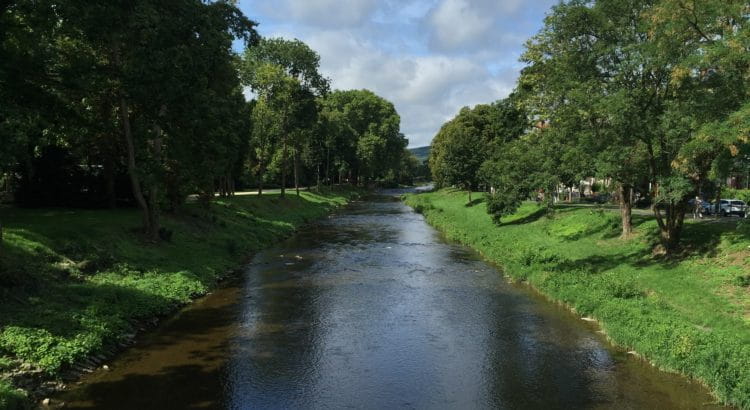 Die Ahr in Bad-Neuenahr am hellen Tag.