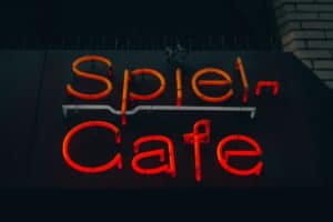 Spielcafé in Leuchtschrift.