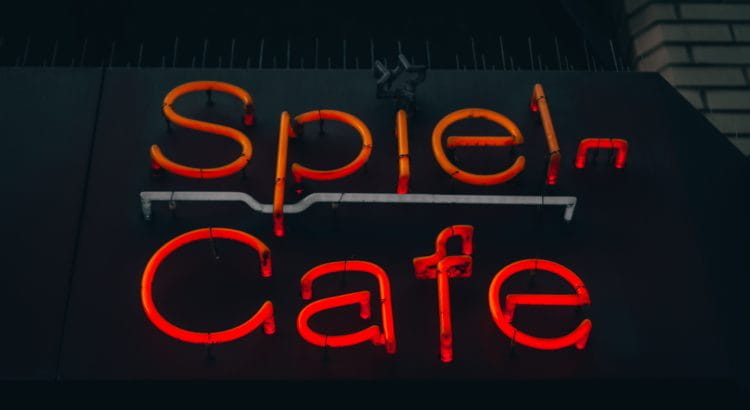 Spielcafé in Leuchtschrift.