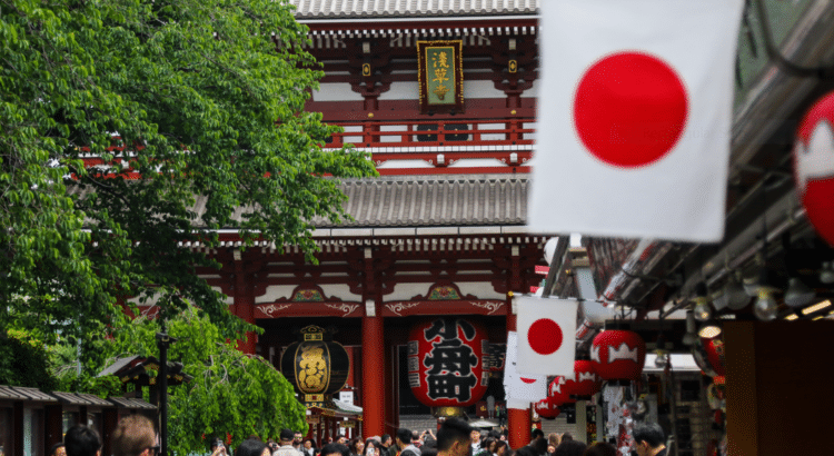 Japanische Flaggen an einem Tempel.