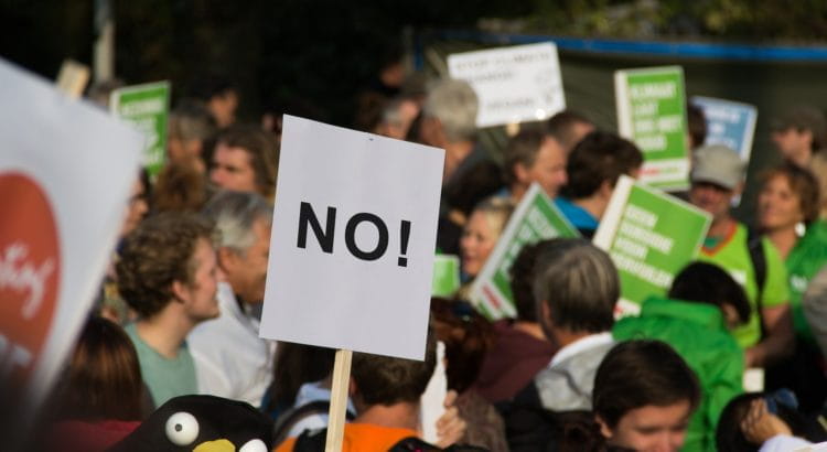 Menschenmenge streikt mit Plakaten.