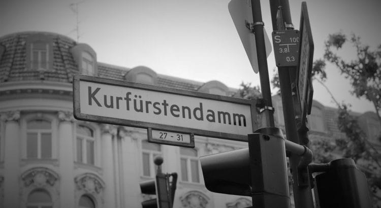 Straßenschild mit der Aufschrift Kurfürstendamm.