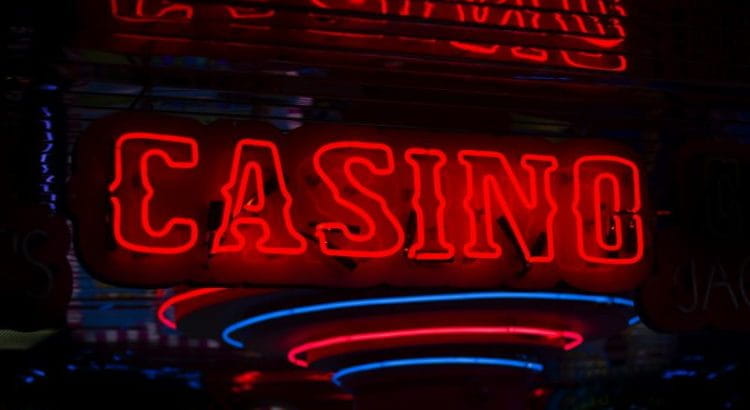 Leuchtender Casino-Schriftzug.