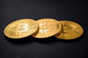 Drei Bitcoin-Münzen.