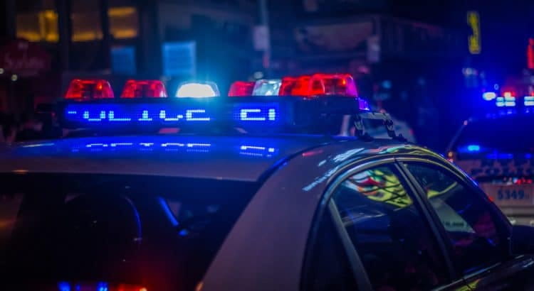 Polizeiwagen mit Blaulicht während einer Razzia.