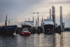 Schiffe und Schlepper in einer Werft.