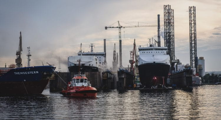 Schiffe und Schlepper in einer Werft.