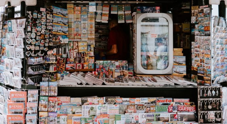 Kiosk mit Zeitungen, Zeitschriften, Rubbellosen und Souvenirs.