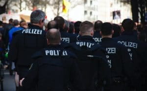 Polizeibeamte mit schusssicherer Weste.