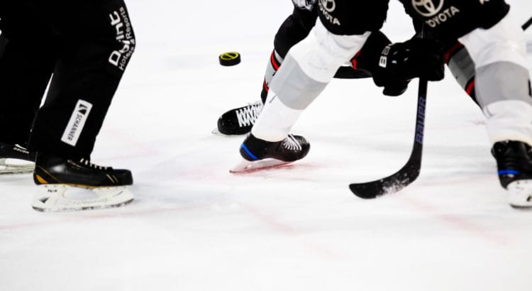 Eishockeyspieler kämpfen um den Puck.