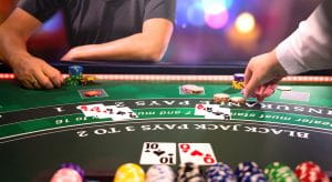 Ein Blackjack Tisch mit Spielerhänden.