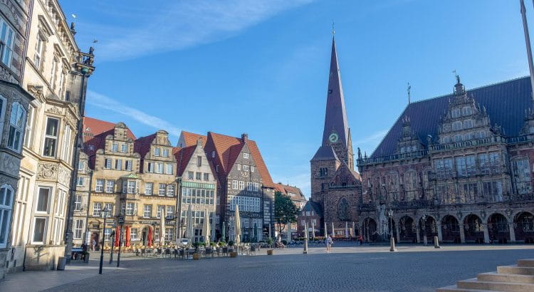 Historisches Center auf dem Bremer Marktplatz am Tag.