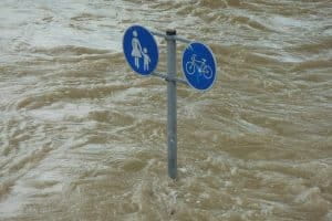 Zwei verkehrsschilder im Hochwasser.