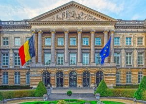Palast der Nation in Brüssel mit belgischer und europäischer Flagge.
