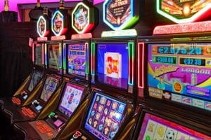 Bunt blinkende Slots nebeneinander aufgestellt.