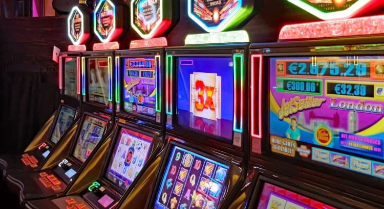 Bunt blinkende Slots nebeneinander aufgestellt.