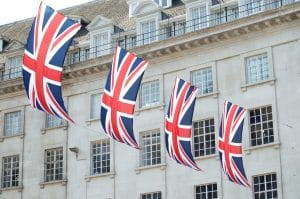 Flaggen des Vereinigten Königreichs nebeneinander.