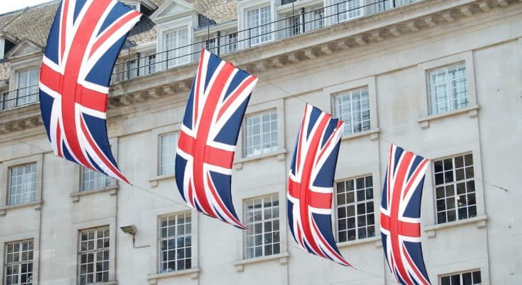 Flaggen des Vereinigten Königreichs nebeneinander.