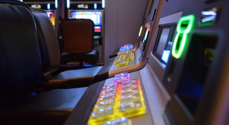 Knöpfe verschiedener Spielautomaten in Nahaufnahme.