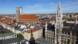 Panorama der Stadt München in Bayern am Tag bei Sonnenschein.