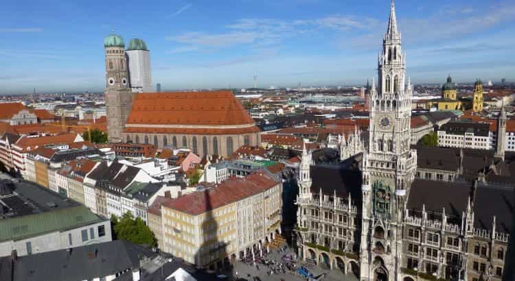 Panorama der Stadt München in Bayern am Tag bei Sonnenschein.