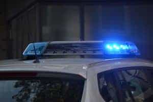 Blaulicht eines Polizeiautos blinkt im Dunkeln