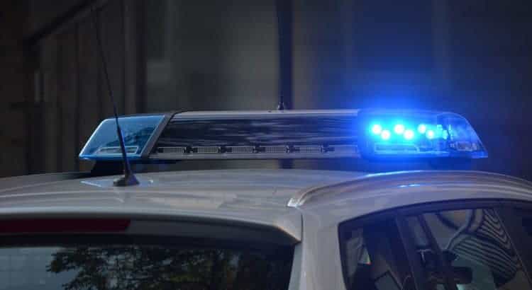 Blaulicht eines Polizeiautos blinkt im Dunkeln
