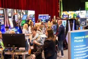 Unterschiedliche Mitarbeiter auf der Merkur Mitarbeitermesse.