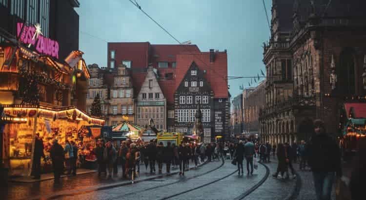 Am jungen Abend sind zahlreiche Bremer Einwohner in der Innenstadt auf dem Bremer Weihnachtsmarkt.
