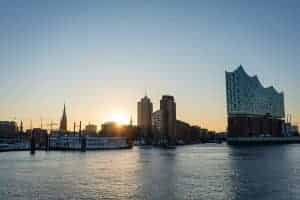Ein Panorama am frühen Morgen von der Elbe sowie der Hamburger Elbphilharmonie.