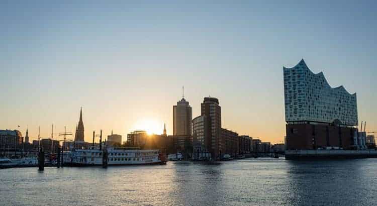Ein Panorama am frühen Morgen von der Elbe sowie der Hamburger Elbphilharmonie.