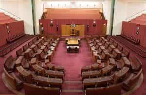 Ein riesiger anmutiger Gerichtssaal mit zahlreichen Sitzplätzen, aber menschenleer.