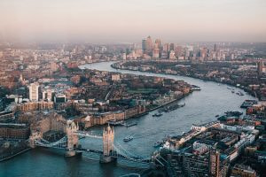 Panorama der englischen Stadt London am hellen Tag.