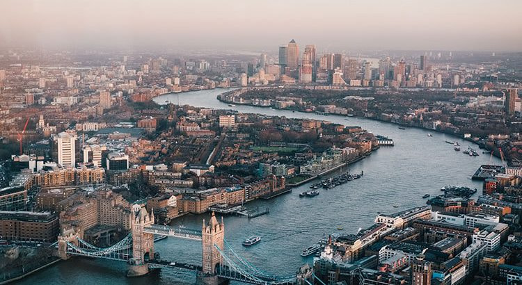 Panorama der englischen Stadt London am hellen Tag.