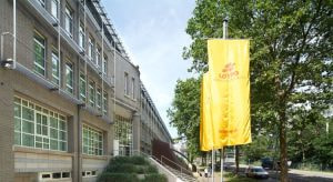 Gebäude der Zentrale Lotto Baden-Württemberg mit gelben Lotto-Fahnenmast.