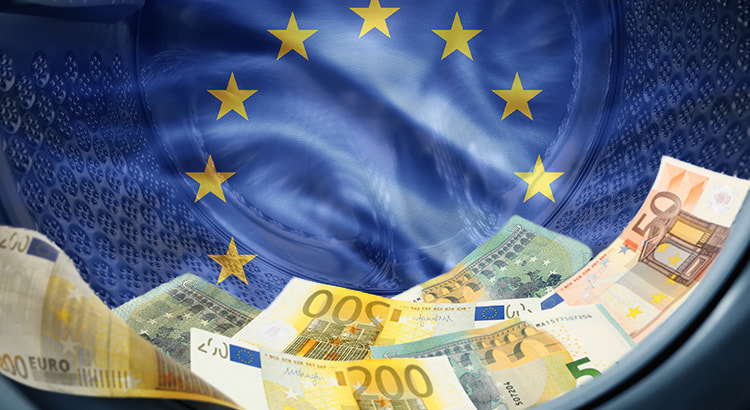 Eine EU-Flagge mit Geldscheinen und Münzen im Vordergrund.