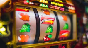 Spielautomat in einem Casino mit bunten Lichtern und Symbolen.