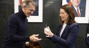 Bastian Schweinsteiger und US-Generalkonsulin Meghan Gregonis.