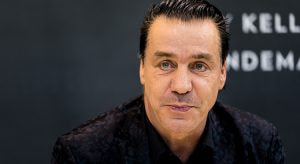 GGPoker Logo und Till Lindemann Silhouette getrennt durch einen Riss, symbolisiert das Ende der Partnerschaft.