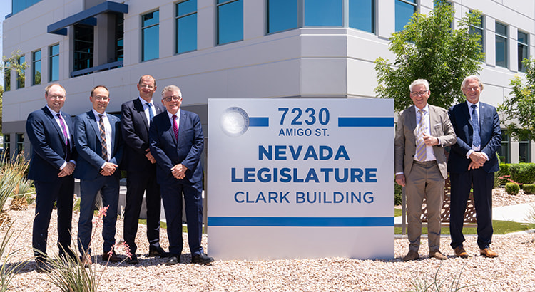Vertreter der Merkur Group nach Erhalt der Produktionslizenz in Nevada.