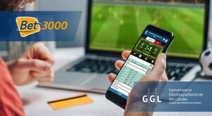 Nutzer platziert Sportwette per Smartphone. Zu sehen ist ebenfalls das Logo der Gemeinsamen Glücksspielbehörde der Länder (GGL) und von Bet3000.