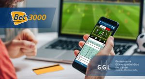 Nutzer platziert Sportwette per Smartphone. Zu sehen ist ebenfalls das Logo der Gemeinsamen Glücksspielbehörde der Länder (GGL) und von Bet3000.
