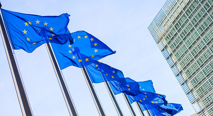 EU-Flaggen vor dem Berlaymont-Gebäude, dem Sitz der Europäischen Kommission in Brüssel