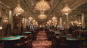 Luxuriöses Casino Interieur mit eleganten Spieltischen und Kristalllüstern. 