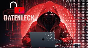 Digitale Illustration eines Datenlecks mit dem Text „DATENLECK“ in kräftigen Buchstaben, umgeben von einem roten, geöffneten Vorhängeschloss und einem Hacker mit Kapuze vor einem Laptop. Der Hintergrund zeigt abstrakte Schaltkreise und einen Dokumentenelement, das auf einen Cyberangriff hinweist.