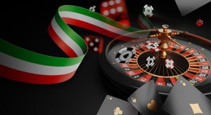 Auf dem Bild ist eine italiensche Flagge und drum herum typische Glücksspiel-Symbole wie Kleeblätter, Jetons und Spielkarten.