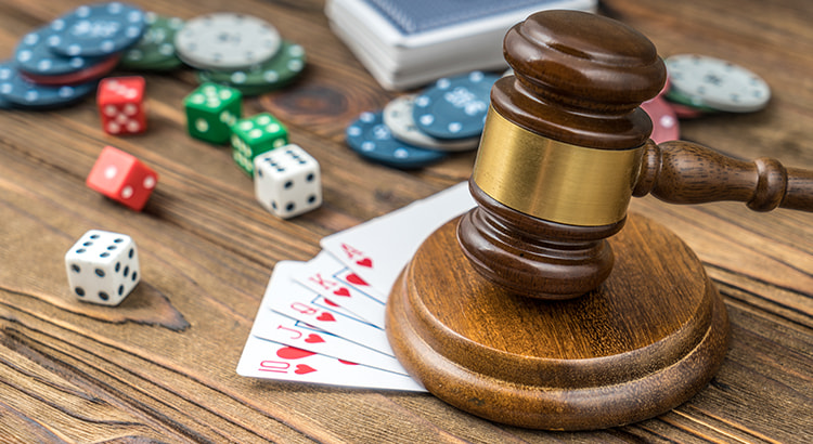 Ein moderner Sitzungssaal im österreichischen Parlament, in dem legislative Diskussionen stattfinden. Auf einem Holztisch liegen gestapelte Dokumente, darunter ein Entwurf für ein Bundesgesetz, Brillen und ein Stift. Im Hintergrund sind fünf Personen in formeller Kleidung in eine Unterhaltung vertieft, während die österreichische und die EU-Flagge sichtbar sind