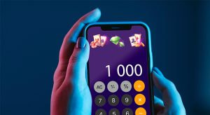 Smartphone mit mehreren geöffneten Casino-Apps und einem Taschenrechner, der 1.000 Euro anzeigt
