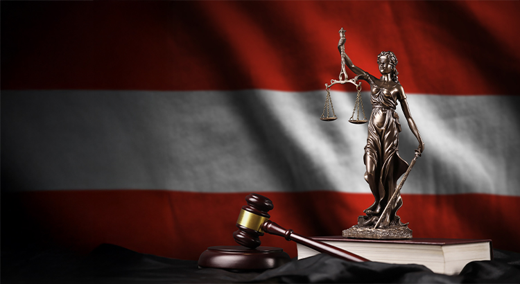 Farbiges Symbolbild mit Österreich-Silhouette in Rot-Weiß, Stapeln goldener Münzen, Richterhammer auf gebündelten Dokumenten und unscharfem EU-Flaggenhintergrund