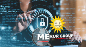 Das Logo der Merkur Group mit einer Lupe & weitern typischen Sicherheitssymbolen